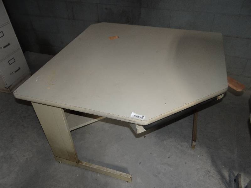lot 194 image: Corner office desk.