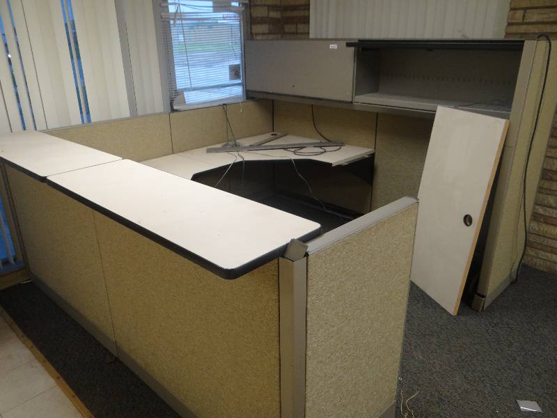 lot 199 image: Large cubical - officereception desk system - very heavy & will ned to be disassembled.