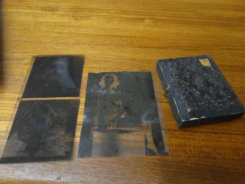lot 512 image: Old union case2 old photos.