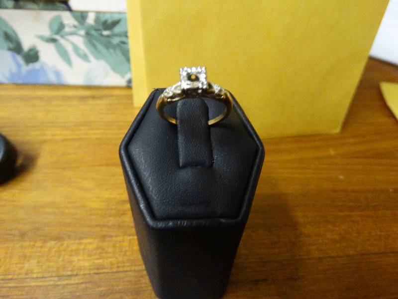 lot 525 image: 14K gold Ladies Ring.