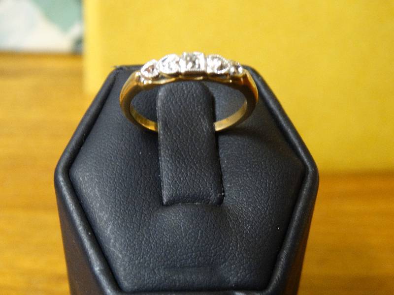 lot 527 image: 14K gold ladies ring missing stone.