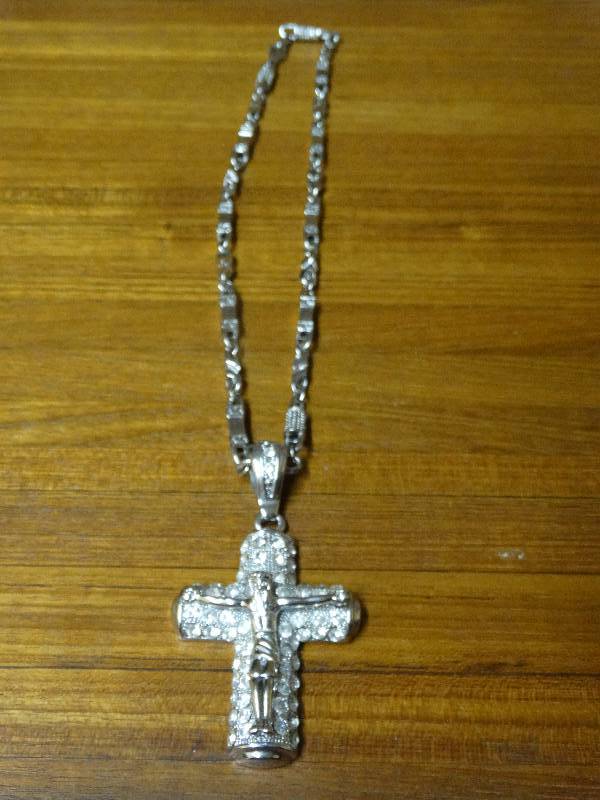 lot 532 image: Bling cross necklace.