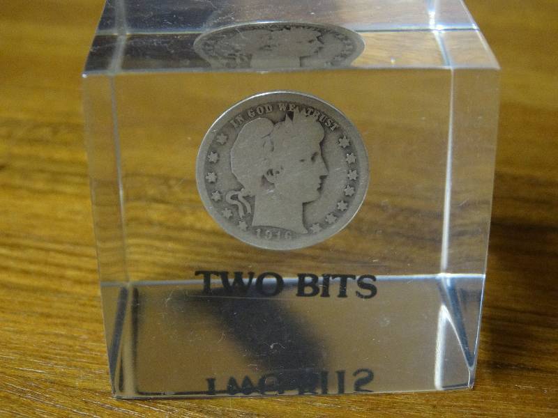 lot 539 image: 1916 Barber quarter in lucite cube.
