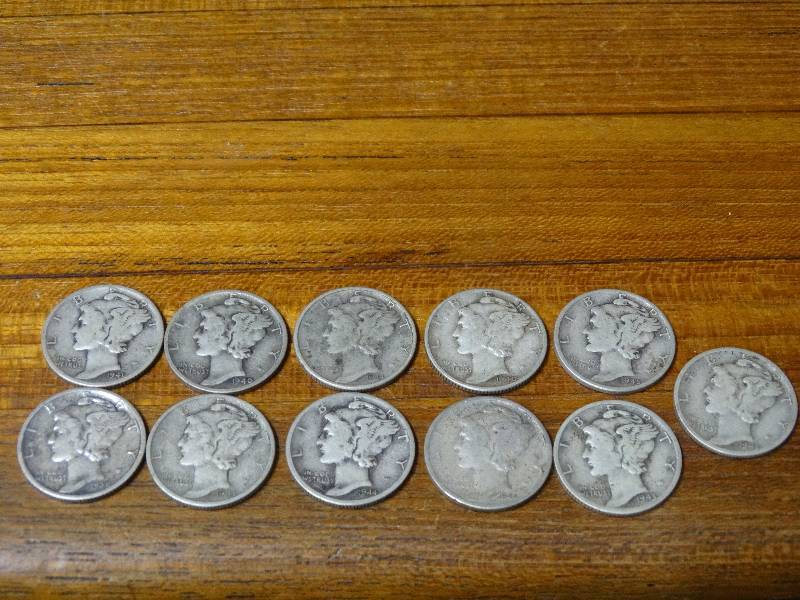 lot 552 image: Lot of 11 silver barber dimes.