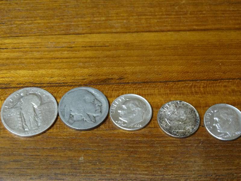 lot 553 image: 5 Silver coins - 3 - 1964 dimes, 1 - buffalo nickel, 1 - 1928 Quarter.