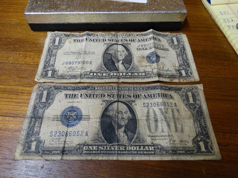 lot 554 image: 2 Silver certificates - 1 1935 C, 1 - 1928 A.