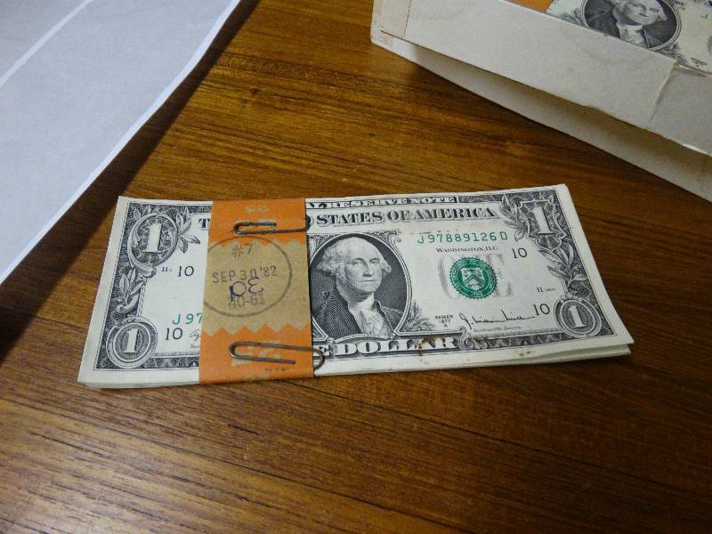 lot 556 image: 25 Dollars bills - 1977 A serial number all in order from 126D to 150D - uncirculated.