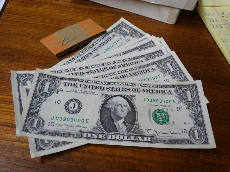 lot 557 image: 25 Dollar bills - 1977 A serial numbers all in order from 376 E to 400 E uncirculated.
