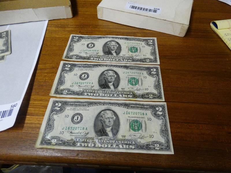 lot 558 image: 3 Vintage 1 dollar bills 1976.
