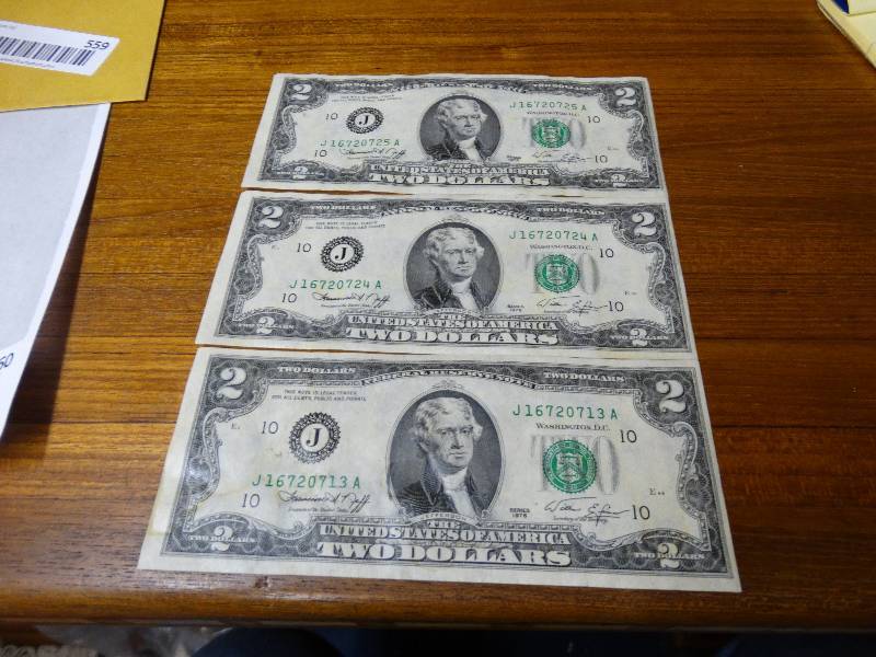 lot 559 image: 3 Vintage 1 dollar bills 1976.