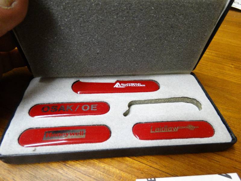 lot 560 image: Wenger genuine Swiss army knife set in case - missing 1 knife.