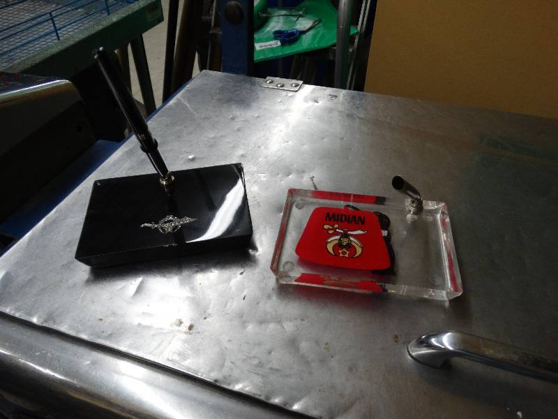 lot 571 image: 2 Midian shrine lucite desk pen sets - 1 pen.