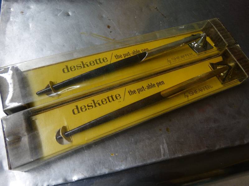 lot 576 image: 2 Sheaffer desk pen in boxes.