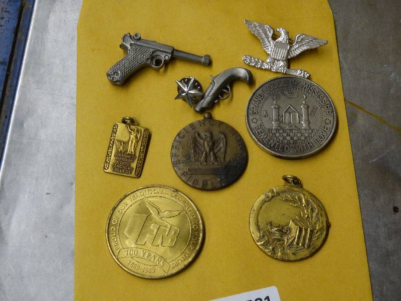 lot 581 image: Various coinsmedals.