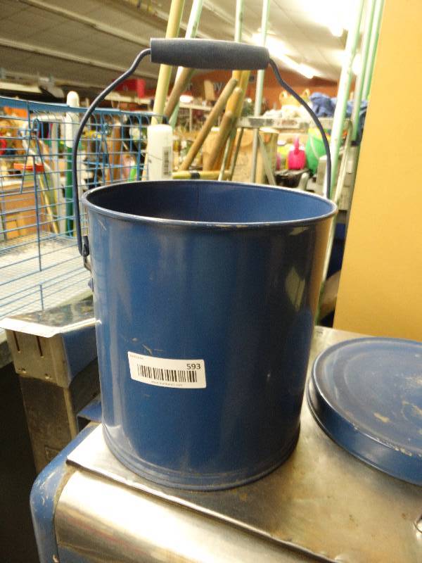 lot 593 image: Metal bucket whuge lot of unsearched pennies.