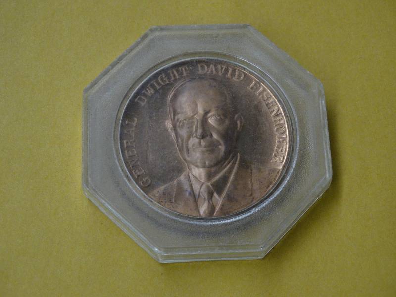 lot 600 image: General Dwight David Eisenhower coin in plastic case.