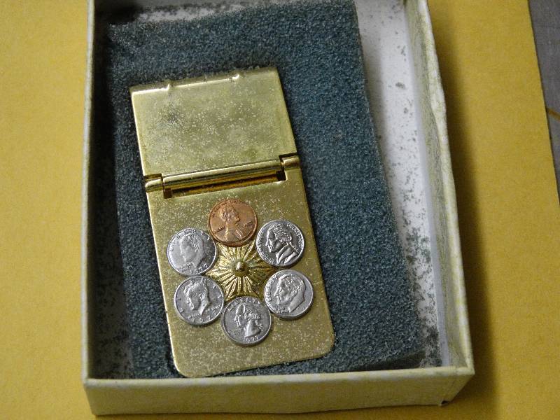 lot 604 image: Mini mint money clip.