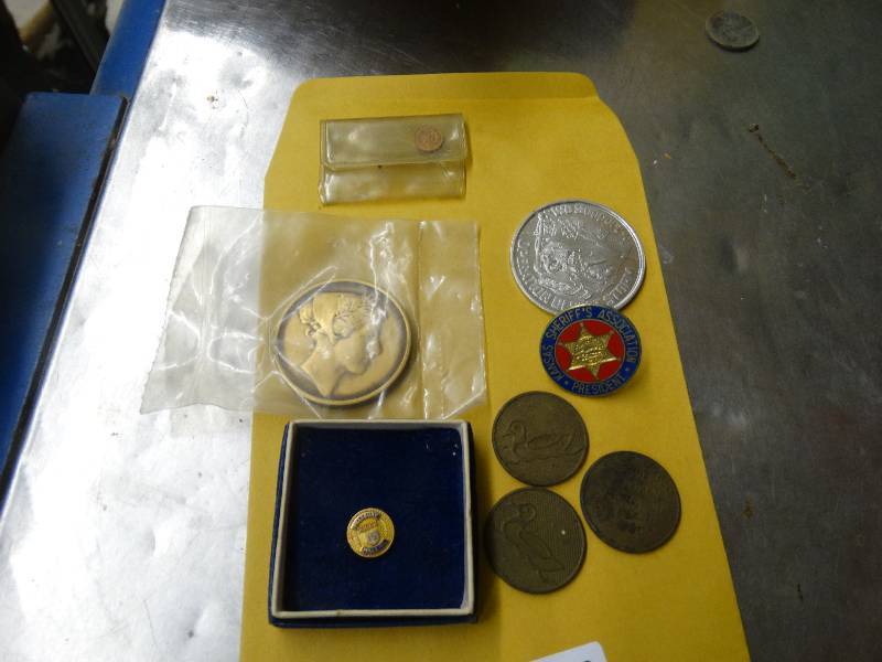 lot 608 image: Lot of various coinpins.