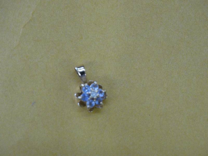 lot 616 image: .8G 14k gold pendant.