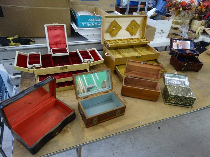 lot 624 image: 7 Jewelry boxes.