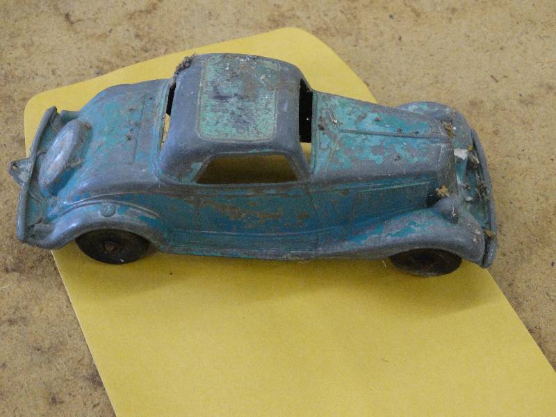 lot 626 image: Hubley antique toy car.