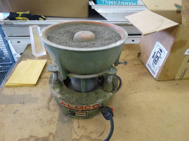 lot 628 image: Almco SR-1 vibratory finishing bowl coin polisher bowl does have various coin in it.