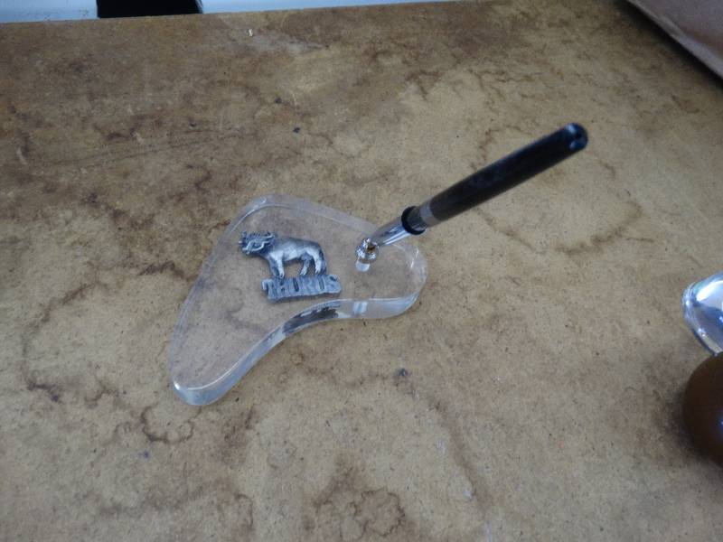 lot 636 image: Lucite torus desk pen set.