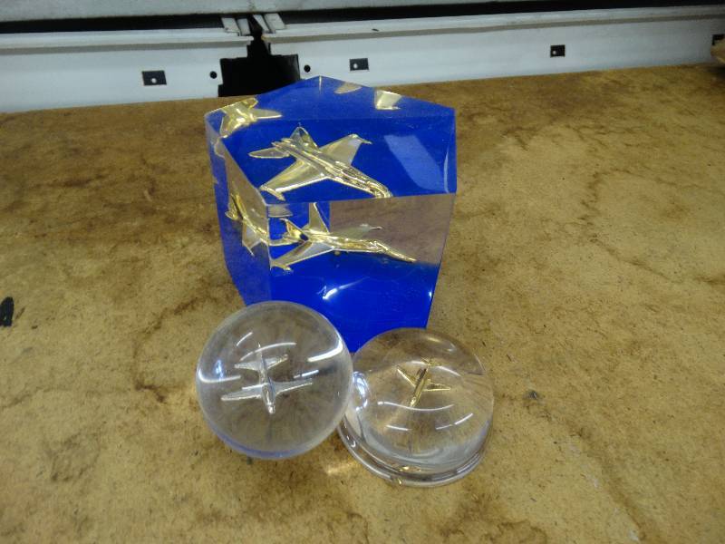 lot 637 image: 3 Lucite pcs wairplanes.