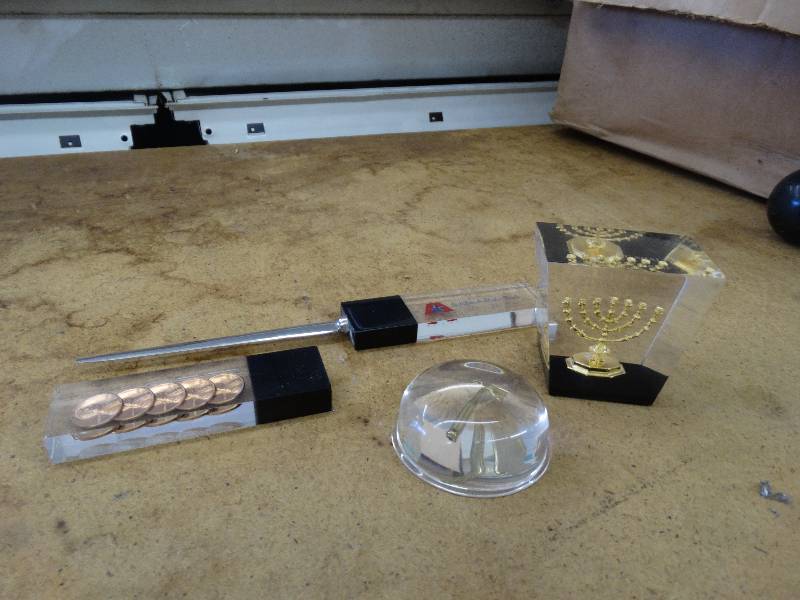 lot 643 image: 4 Pcs of various Lucite.