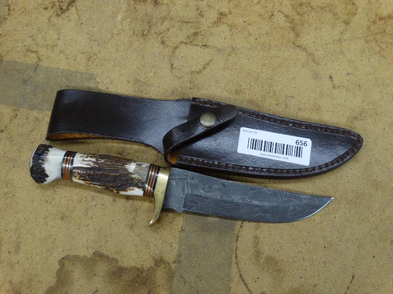lot 656 image: Whitetail gallery hunting knife wsheath.
