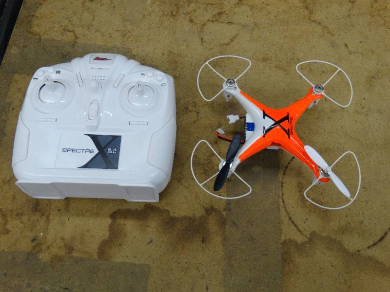 lot 657 image: Spectre 2.4 ghz drone wcontrol - missing 2 props.