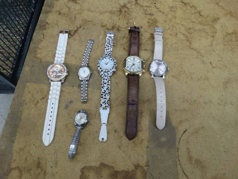 lot 667 image: Lot of 6 various ladies watches.