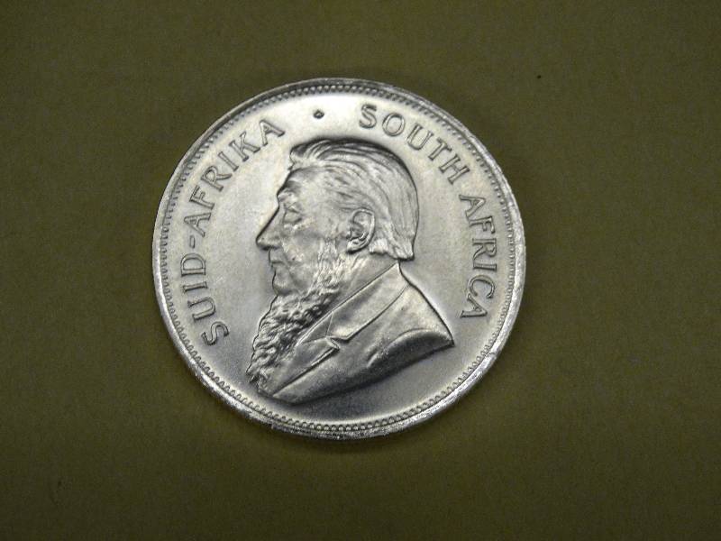lot 669 image: 1983 Krugerrand 1 oz solid fine gold coin.