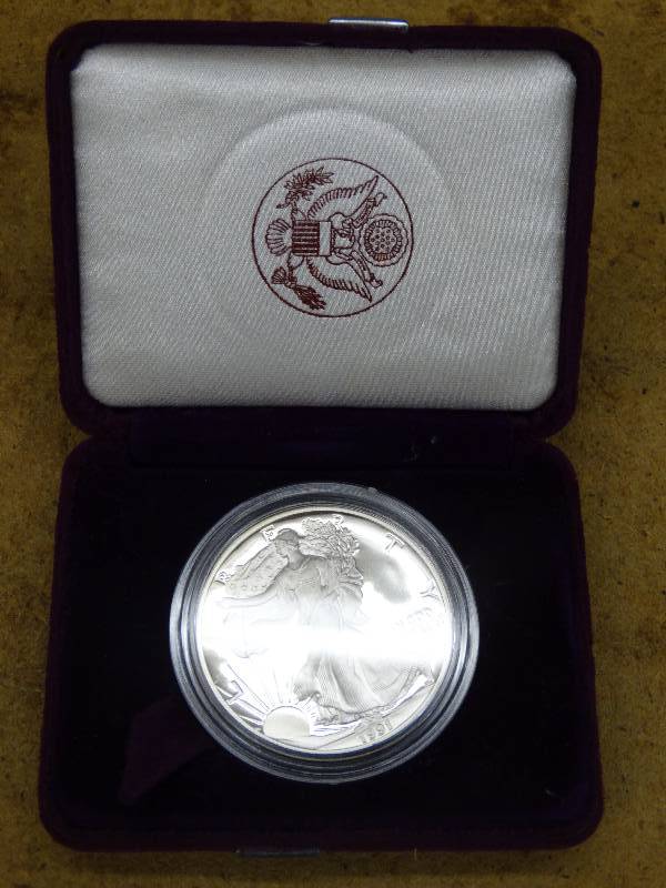 lot 671 image: 1991 Walking liberty 1oz fine silver coin in case.