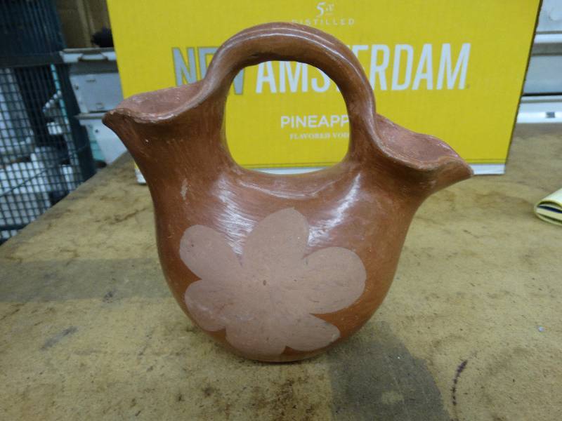 lot 673 image: American Indian wedding pottery.