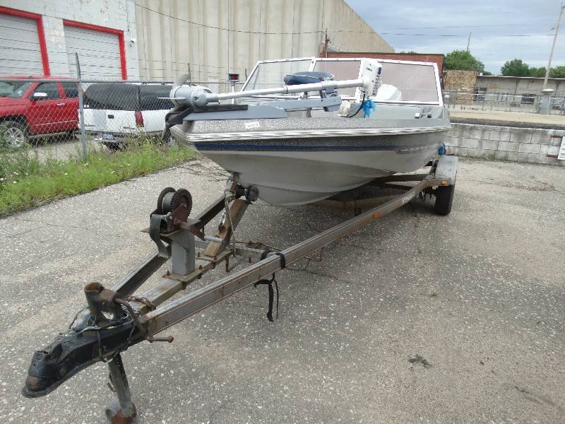 lot 105 image: Cajun bass Boat 115 Force Evinrude Motor.