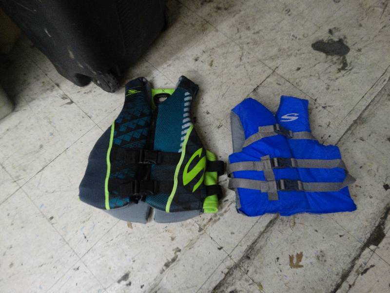 lot 123 image: 2 kids life jackets