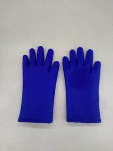 lot 11817 image: Retail - $25.00 Homespan Super Duty 2-in-1 Medium Silicone Kitchen Gloves. Blue