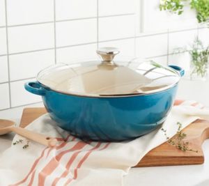 lot 12036 image: Retail - $327.00 Le Creuset Cast Iron 7.5-qt Classic Chefs Oven. GREY COLOR DIFFERS FROM STOCK PHOTO