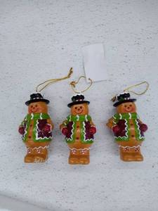 lot 11847 image: Plow & Hearth Set of 3 Shorty Ornaments