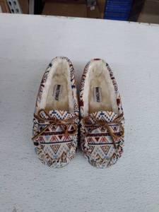 lot 11918 image: Minnetonka womens mosaic print fabric slippers, 8M
