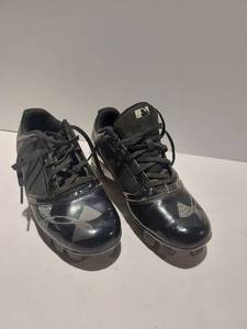 lot 38380 image: Under Armour Size 3.5 youth Baseball Soft Cleat Shoes