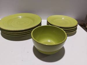 lot 38384 image: 8 Plates, 4 large, 2 small and 1 Large Bowl