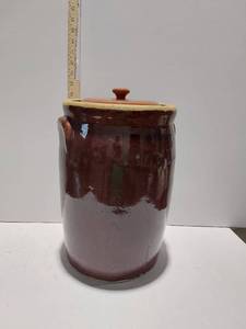 lot 38402 image: Large Crock with Lid