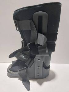 lot 38288 image: DeRoyal Size Medium Walking Boot, LH