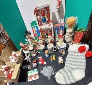 lot 38300 image: Large Christmas Decoration lot