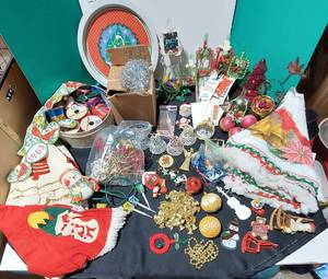 lot 38301 image: Large Lot of Christmas Decor