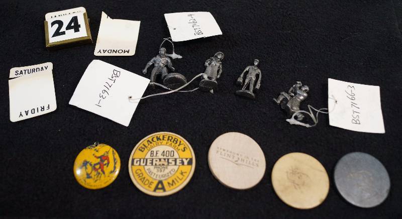 lot 8060 image: Steel Figurine Lot with vintage buttons - Collectible coins and more