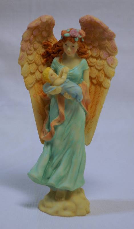 lot 8115 image: Sweet Angel Figurine with baby with box