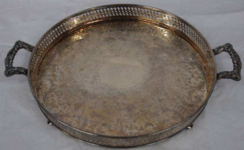 lot 8037 image: Very pretty service platter